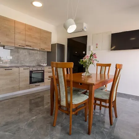3 Apartment *